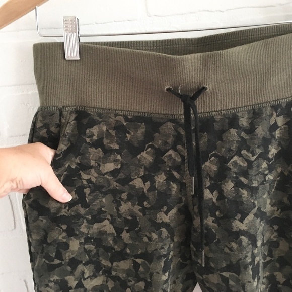 Lululemon Women Track pants Army Green Camo print Y2K Full Zip leg Pockets 6 - Picture 16 of 16